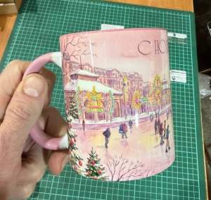 Кружка керамика каток С новым годом 330мл розовая ручка и розовая внутри  