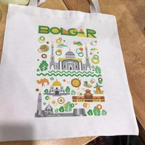 Сумка шоппер Болгар коллаж Сумка-шоппер холщовая с принтом "Болгар коллаж". Принт нанесен специальными чернилами, которые не смываются после стрики. Состав ткани: 55% хлопок, 45% полиэфир. Рекомендации по уходу: стирать и утюжить с изнаночной стороны. Сумка выдерживает нагрузку до 10-13кг. Ее размеры: ширина 36см., длина 38см., длина с ручками 64см.
Шоппер отлично подойдет для учебы и работы, а также при освоении нового туристического маршрута!
Вместительный аксессуар можно носить в руках или на плече. Будьте в тренде с модными сумками шопперами! 