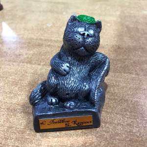 Кот на подушке боком  