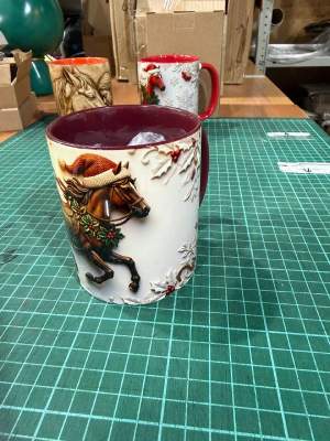 Кружка керамика Конь коричневый 330мл бордовая внутри и бордовая ручка  