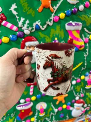 Кружка керамика Конь красный 330мл бордовая внутри и бордовая ручка  